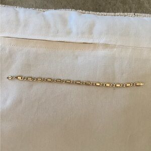 10 kt gold bracelet.